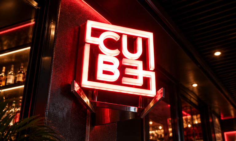 Huruf timbul akrilik cube bar bali
